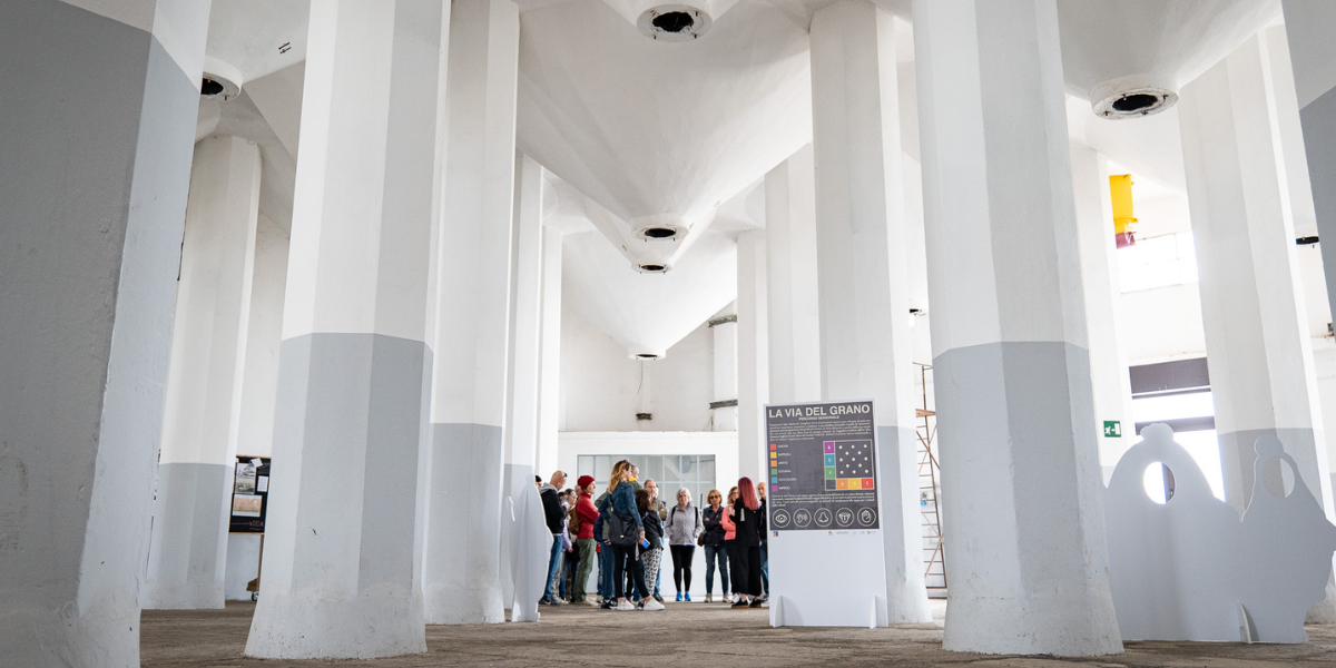 persone in visita guidata al silos granario di Livorno